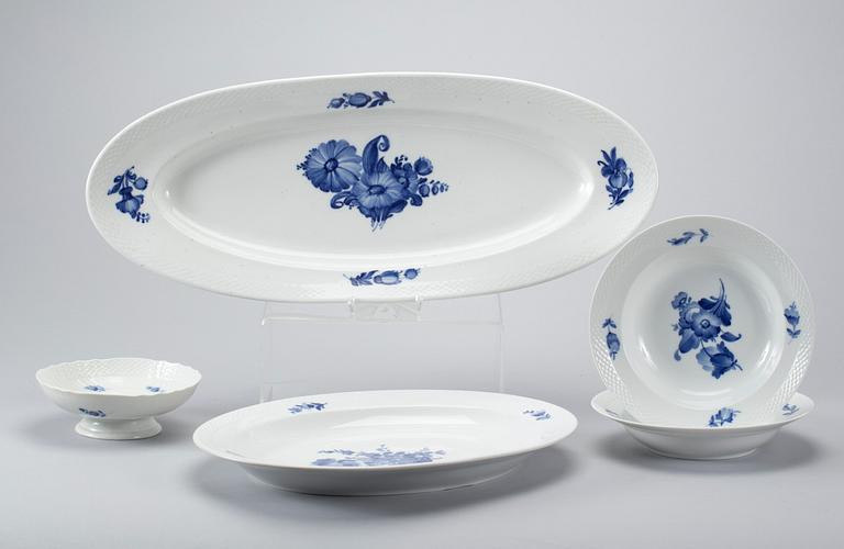 SERVISDELAR, 67 delar+10 delar, porslin, Blå Blomst Royal Copenhagen.