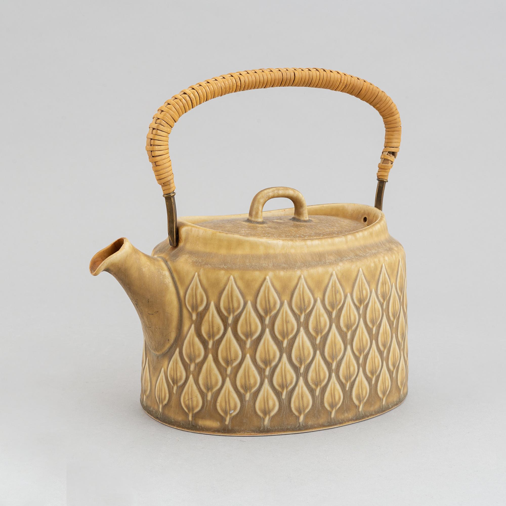Jens Quistgaard, a part 'Relief' coffee and tea stoneware service, 40 pieces, Kronjyden Nissen/Bing & Gröndahl, Denmark.