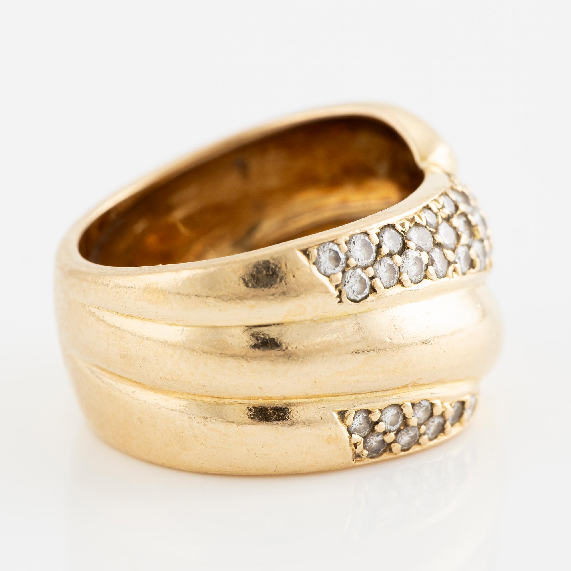 Ring in 18K gold set with round brilliant-cut diamonds.