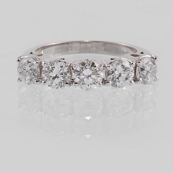 RING, 18K vitguld med 5 briljantslipade diamanter, totalt 2.07 ct. Vikt 6 g.