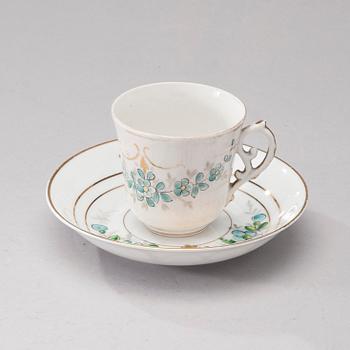 KAFFEKOPP MED FAT, porslin, Kuznetsov, 1875-1900.