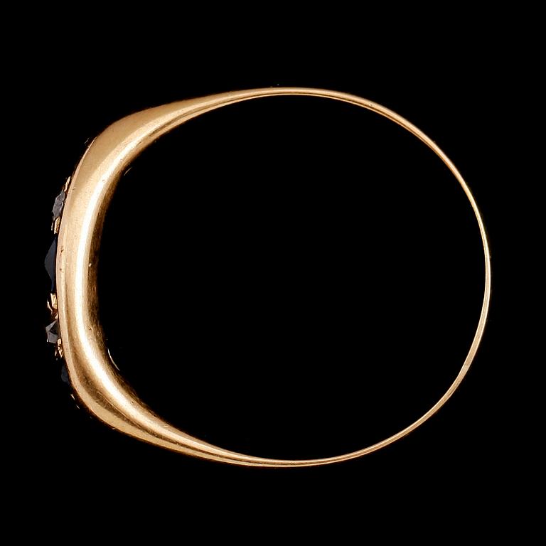 RING, 18 k guld, med 3 safirer och små diamanter, England, 1900-talets första hälft. Vikt ca 2 gram.