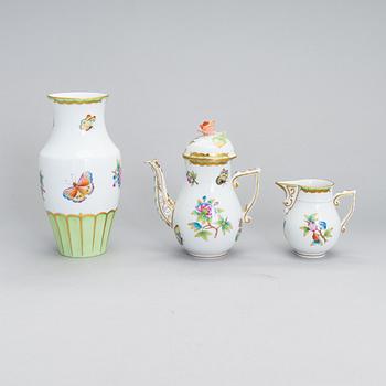 A Herend Queen Victoria VBO porcelain coffee set and two trinket boxes, totally 19 pieces, Hungary.