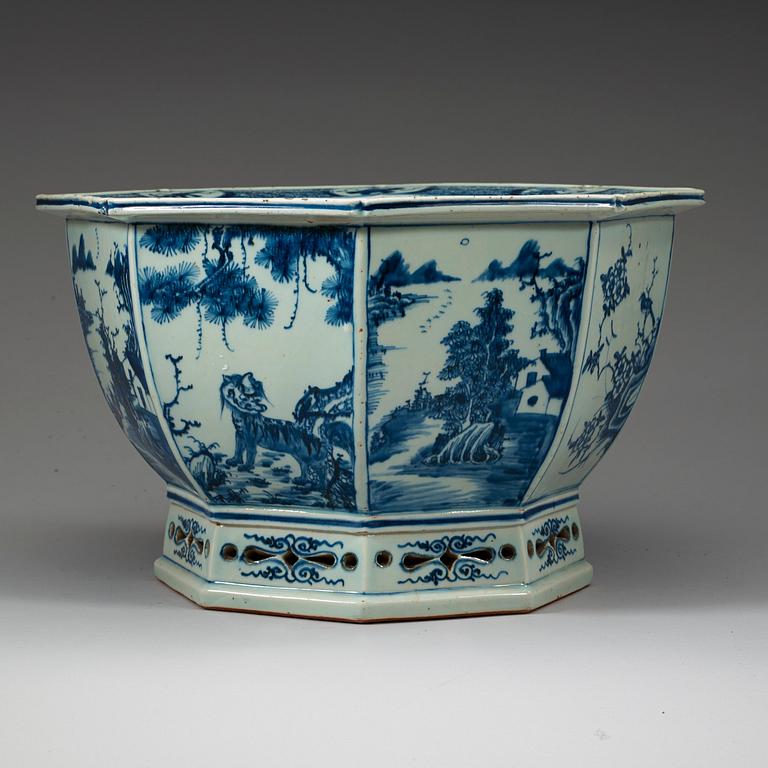 A blue and white flower pot, Qing dynasty, late Qianlong (1736-95).