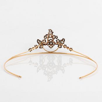 An 18K gold and silver diadem set with old-cut dimonds.