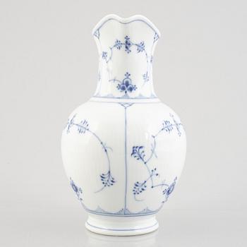 A 'Blue Fluted Half Lace' / 'Musselmalet' porcelain chocolate pot, Royal Copenhagen, model 482, post 1923.