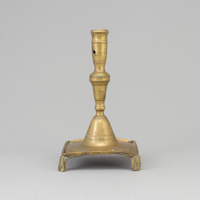 A 17TH CENTURY BRONZE CANDLESTICK.