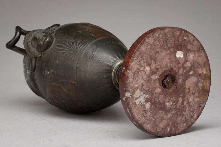 URNA, metall och sten, 1800-tal.