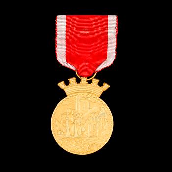 MEDALJ, 18k guld, 1956. Tot ca 34 gr.