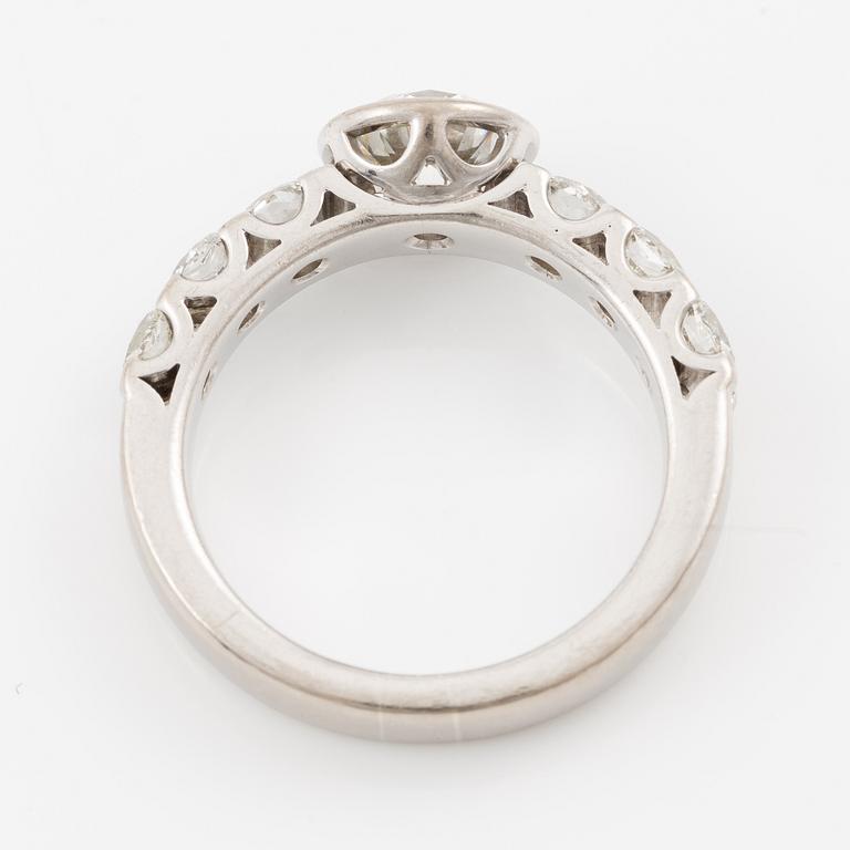 Ring, Atelier Ajour, 18K vitguld med briljantslipad diamant ca 1 ct med flanderslipade diamanter.