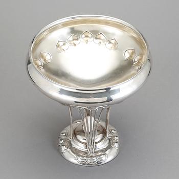 SKÅL PÅ FOT, silver, CG Hallberg, Stockholm 1902. Vikt 1545 gr.