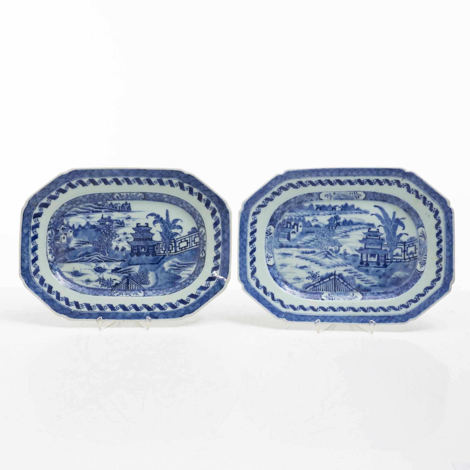 Stekfat, ett par snarlika, porslin, Kina, Qianlong (1736-95).