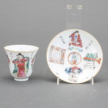 KOPP MED SKÅLFAT, Kina, porslin. Sent 18/1900-tal.