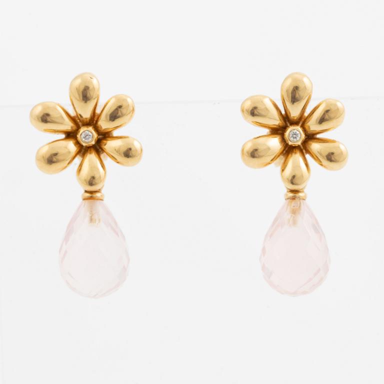 Ole Lynggaard, a pair of earrings in 18K gold set with round brilliant-cut diamonds.
