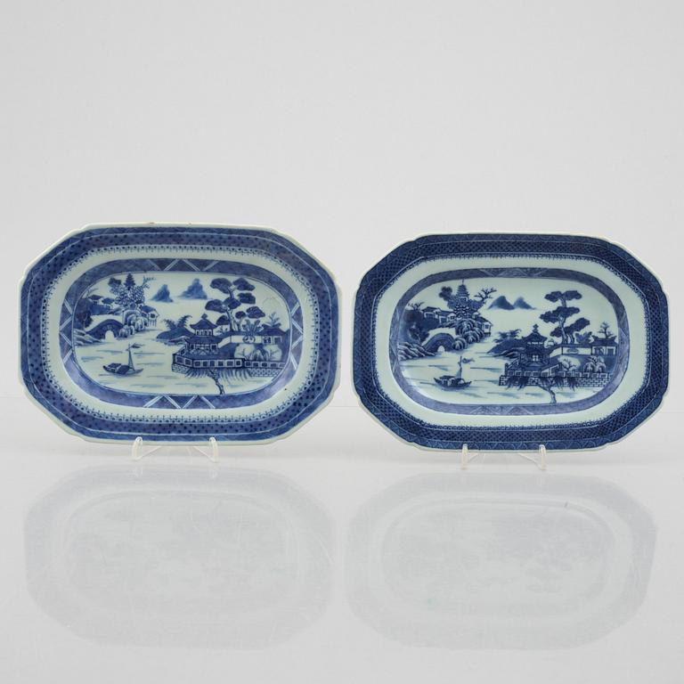 A pair of blue and white porcelain serving dishes and a pair of plates, China, Qianlong (1736-95).