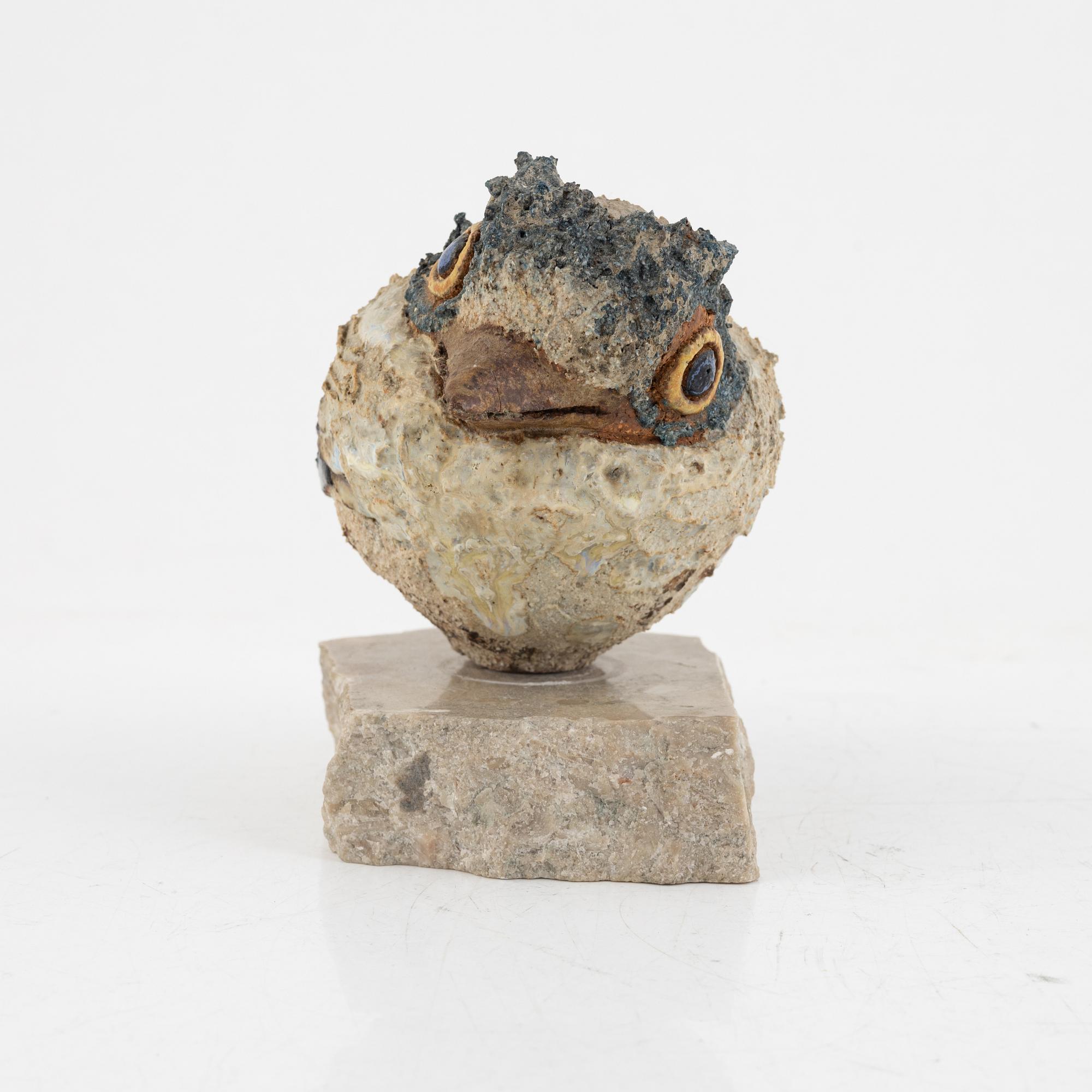 Tyra Lundgren, skulptur, fågelunge, chamotterat stengods.