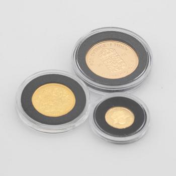 Guldmynt tre stycken, Sverige och Cook Island.