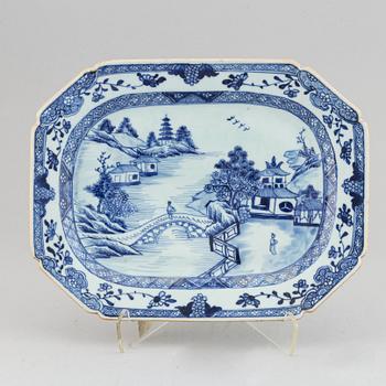 A blue and white serving dish, Qing dynasty, Qianlong (1736-95).