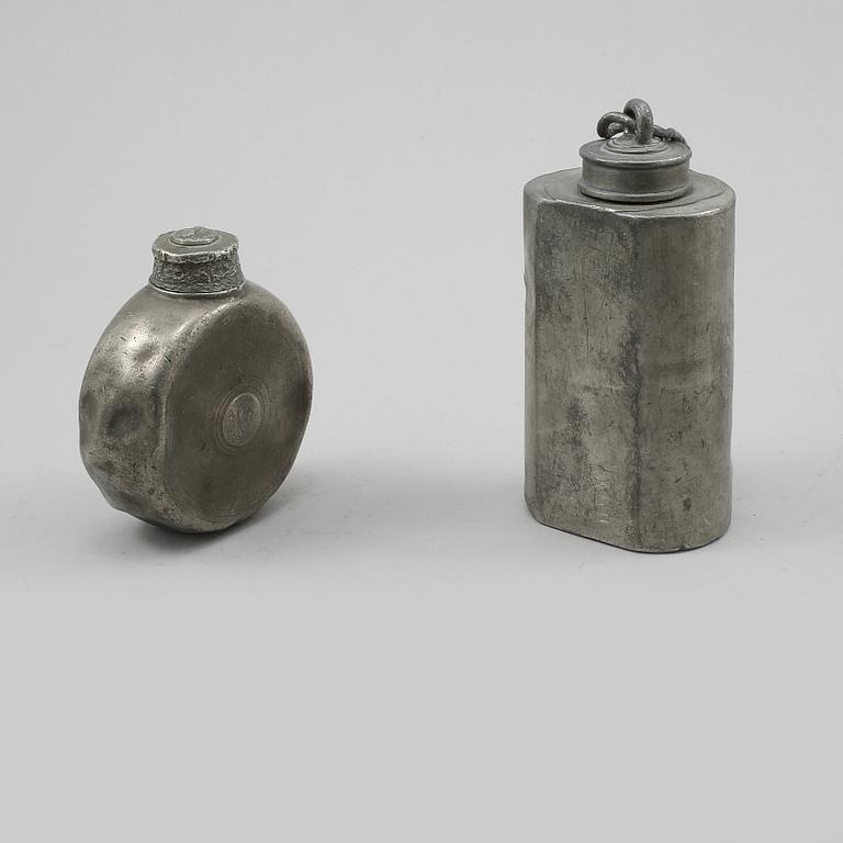 PLUNTOR, 2 st, tenn, en med otydliga stämplar, sannolikt Jönköping, 1800-tal.