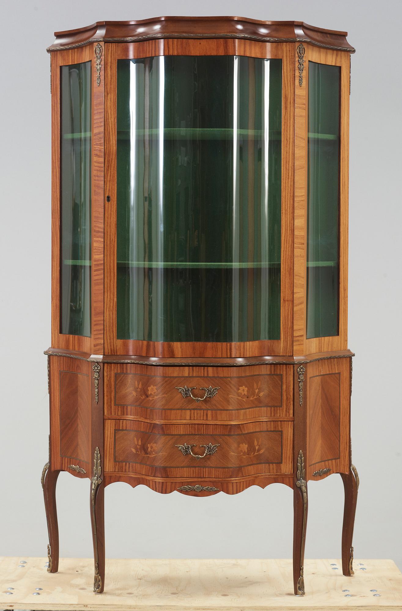 VITRINSKÅP, Louis XV-stil, omkr 1900-talets mitt.