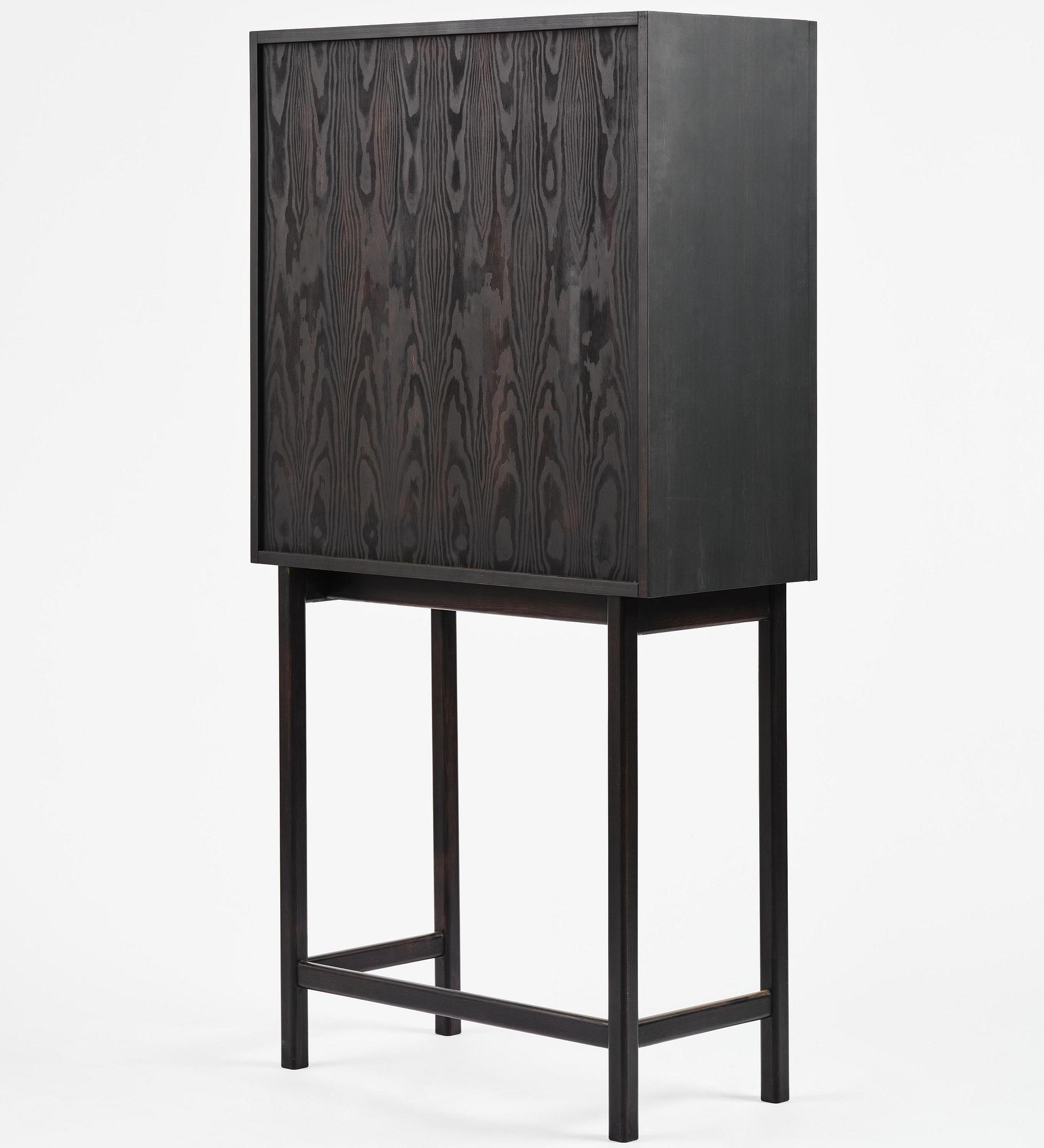 Mathieu Gustafsson, skåp, prototyp, "Tecknaren", utfört av snickarmästarna Markus Karlbom & Hannu Hietamäki, Burhult, 2024.