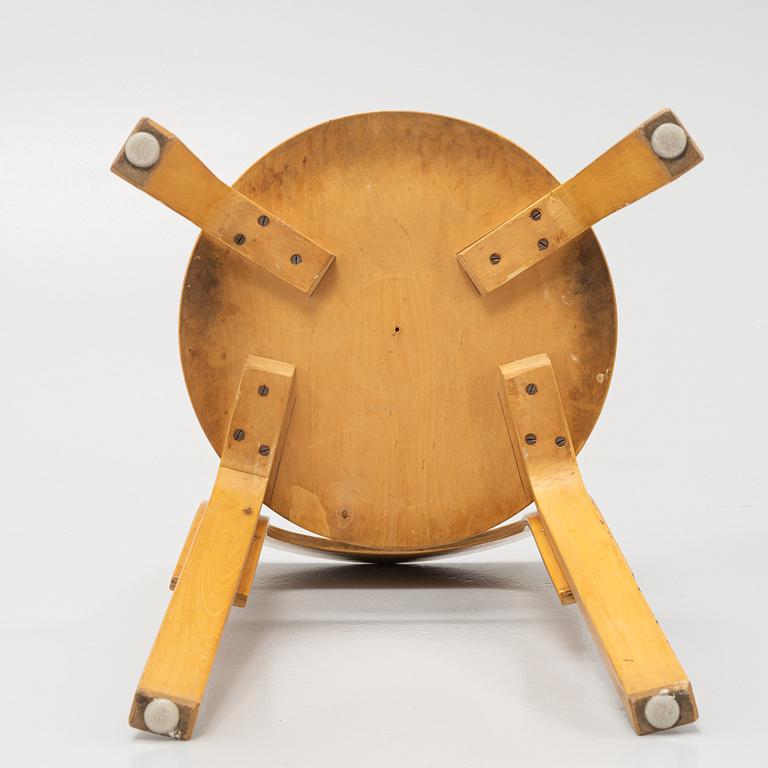 Alvar Aalto, stolar, 3 st, modell 66, samt matbord, Artek, Finland.