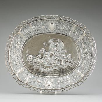 PRESENTERFAT, silver 830, Tyskland, 1800-tal. Ca 1000 gram.