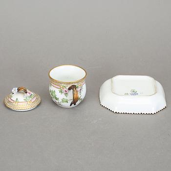CREMEKOPP MED FAT, porslin, "Flora Danica", Royal Copenhagen, Danmark.