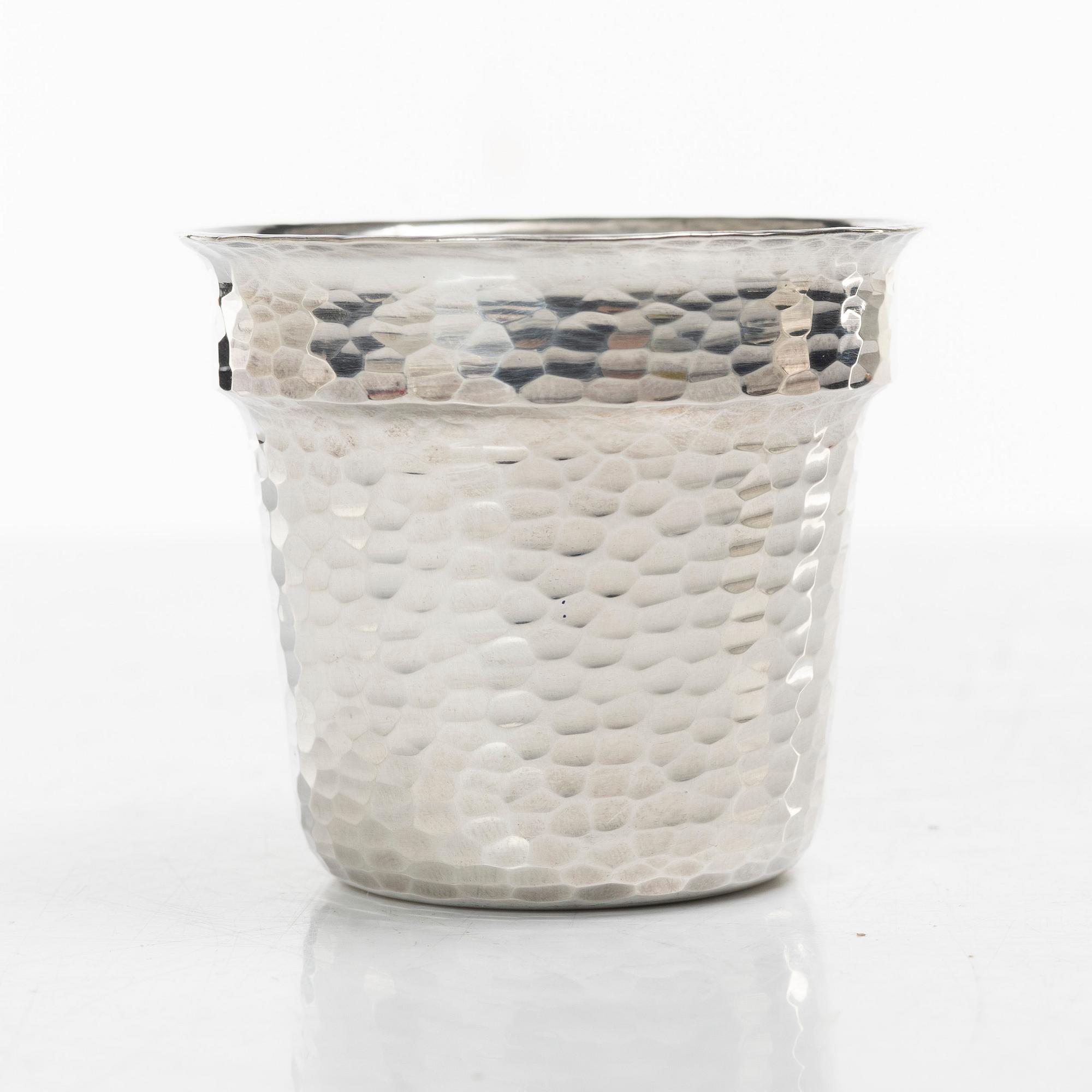 Eric Löfman, Fyra jaktbägare i silver samt läderfodral, MGAB, 1977.