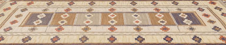 A CARPET, "Ljusa mattan", flat weave, 284,5 x 203,5 cm, signed MMF.