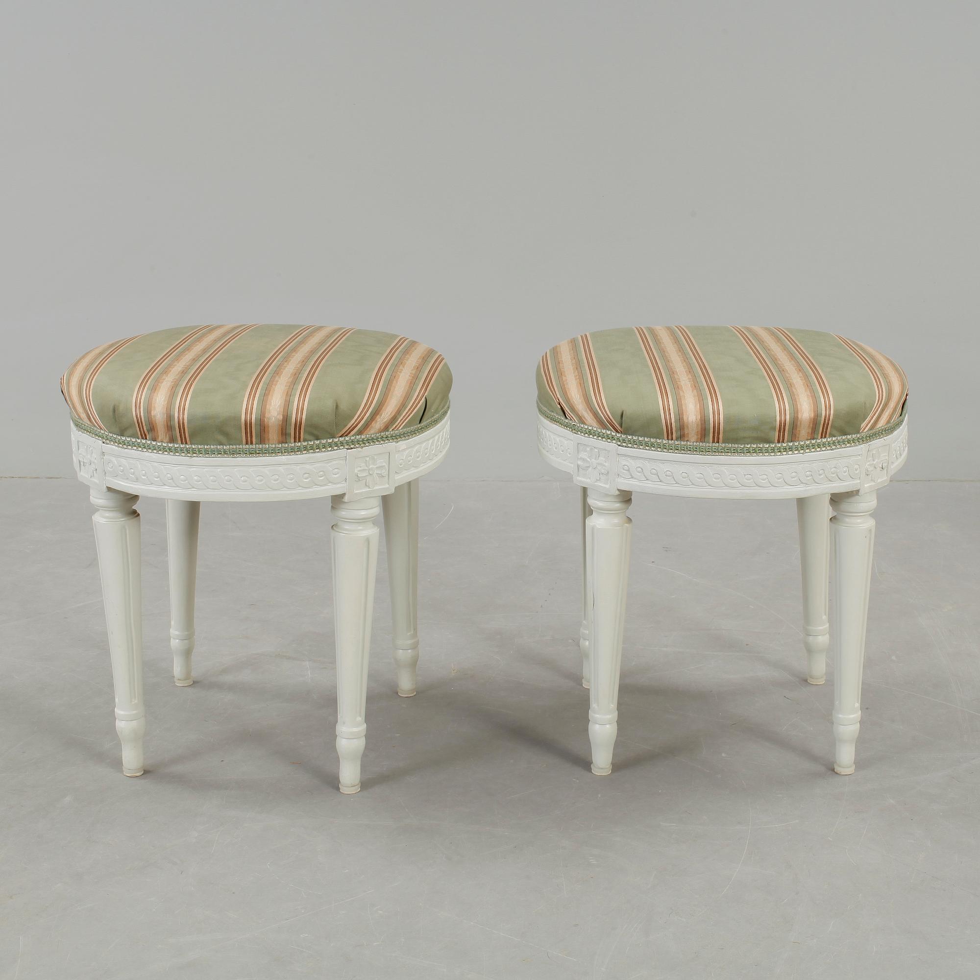 TABURETTER, ett par, gustavianska, omkring 1800.