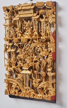 A carved and gilded wooden panel, late Qing dynasty.