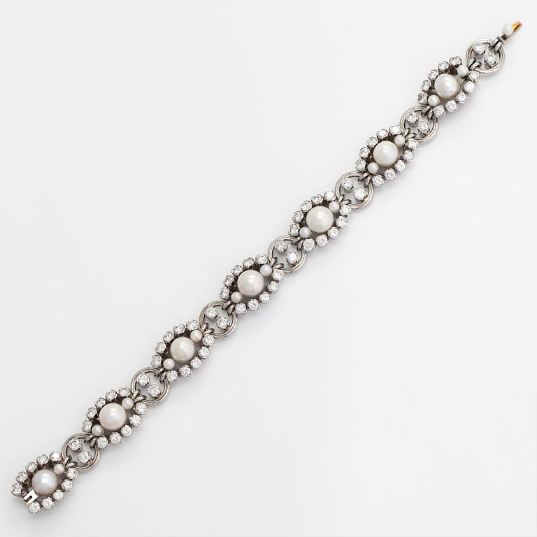 A.Tillander, a platinum necklace/bracelet, with brilliant-cut diamonds totalling approx. 6.72 ct and cultured pearls.