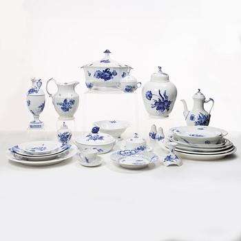 Royal Copenhagen, Dinner service, 77 pieces, Blå blomst.