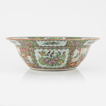 A porcelain wash basin, Kanton, China, late 19th century.