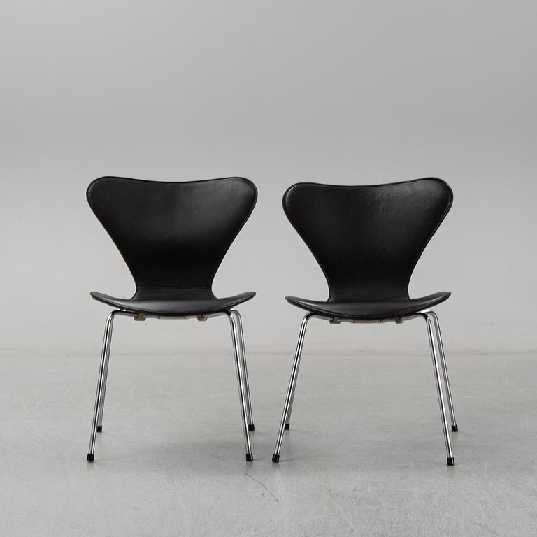 ARNE JACOBSEN, stolar, ett par, "Sjuan" för Fritz Hansen.