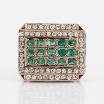 RING, with diamonds and emerald.