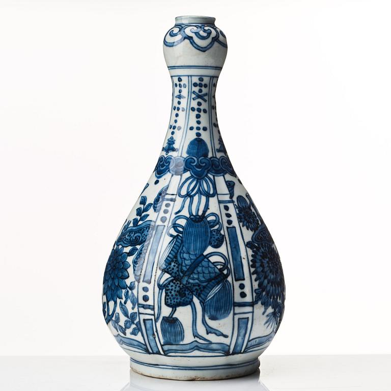 A blue and white bottle flask, Ming dynasty, Wanli (1572-1622).