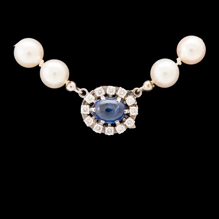 Necklace with cultured pearls, clasp in 18K white gold with cabochon-cut sapphire and round brilliant-cut diamonds.