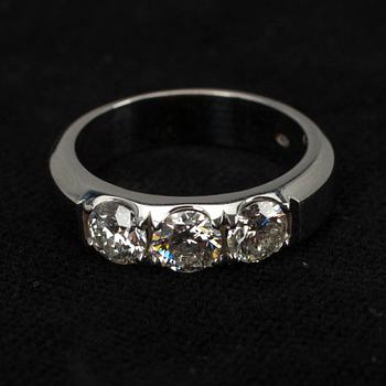 RING, 3 briljantslipade diamanter, ca. 1,25 ct. Vitguld 14K, vikt. 5,99 g. Intyg.