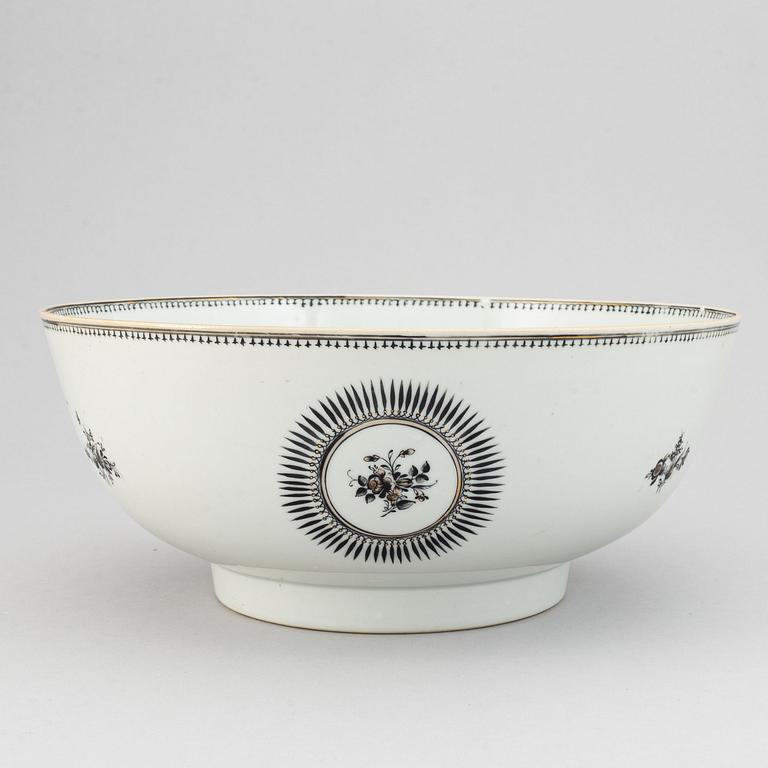 A Chinese Export punch bowl and four cups with stands, Qing dynasty, Jiaqing (1796-1820).