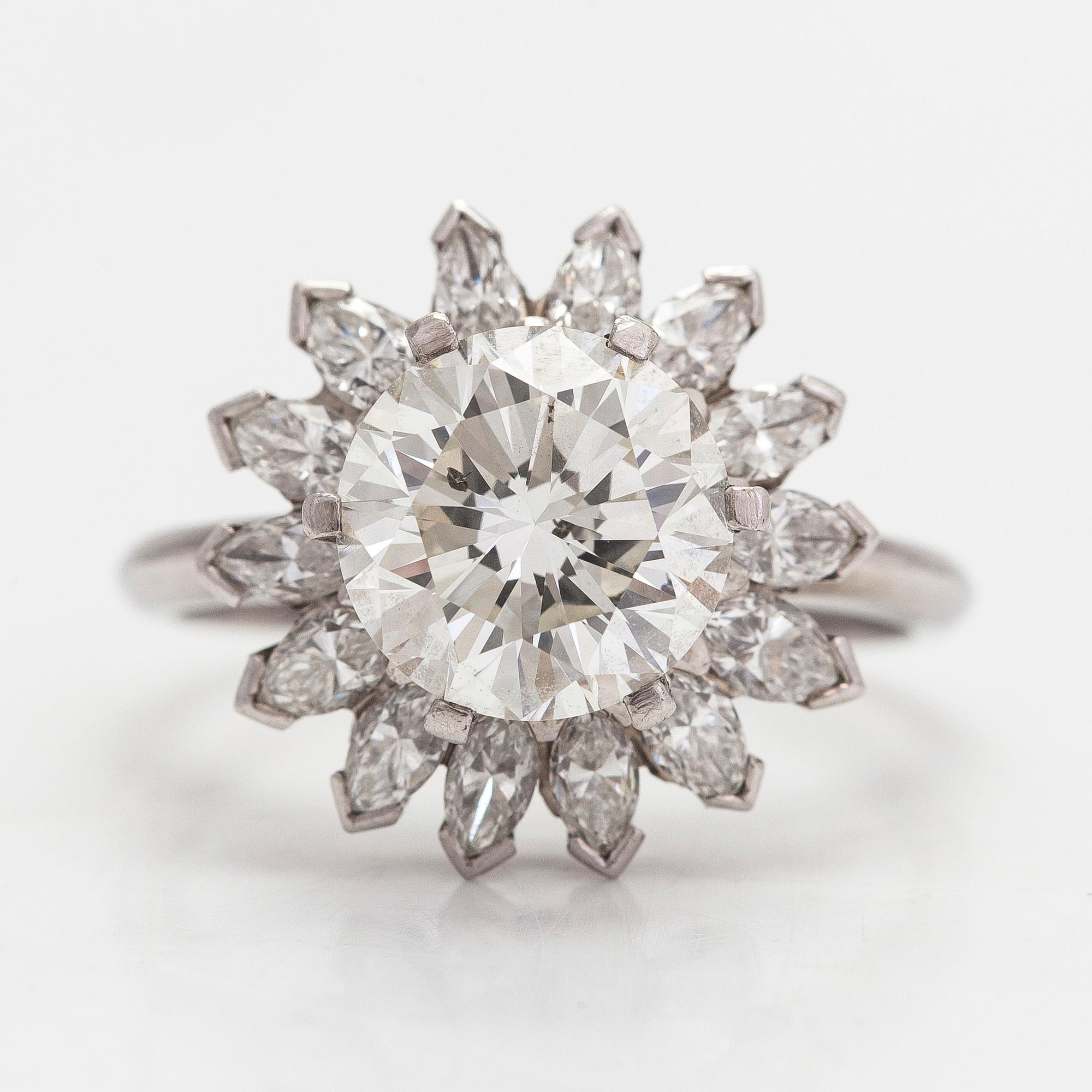 Ring, platina, med en briljantslipad samt markisslipade diamanter tot. ca 3.87 ct. Med intyg.