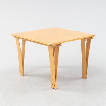 Soffbord/sidobord, masurbjörk, 1900-talets slut.