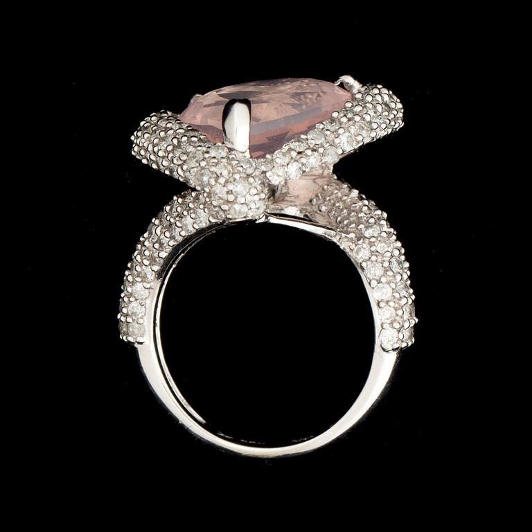 RING, 10k vitguld, rosenkvarts, diamant. Vikt ca 10g.