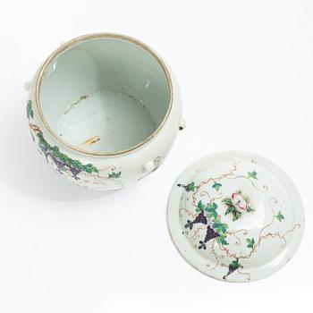 Lacquer urns, China, 19th century.