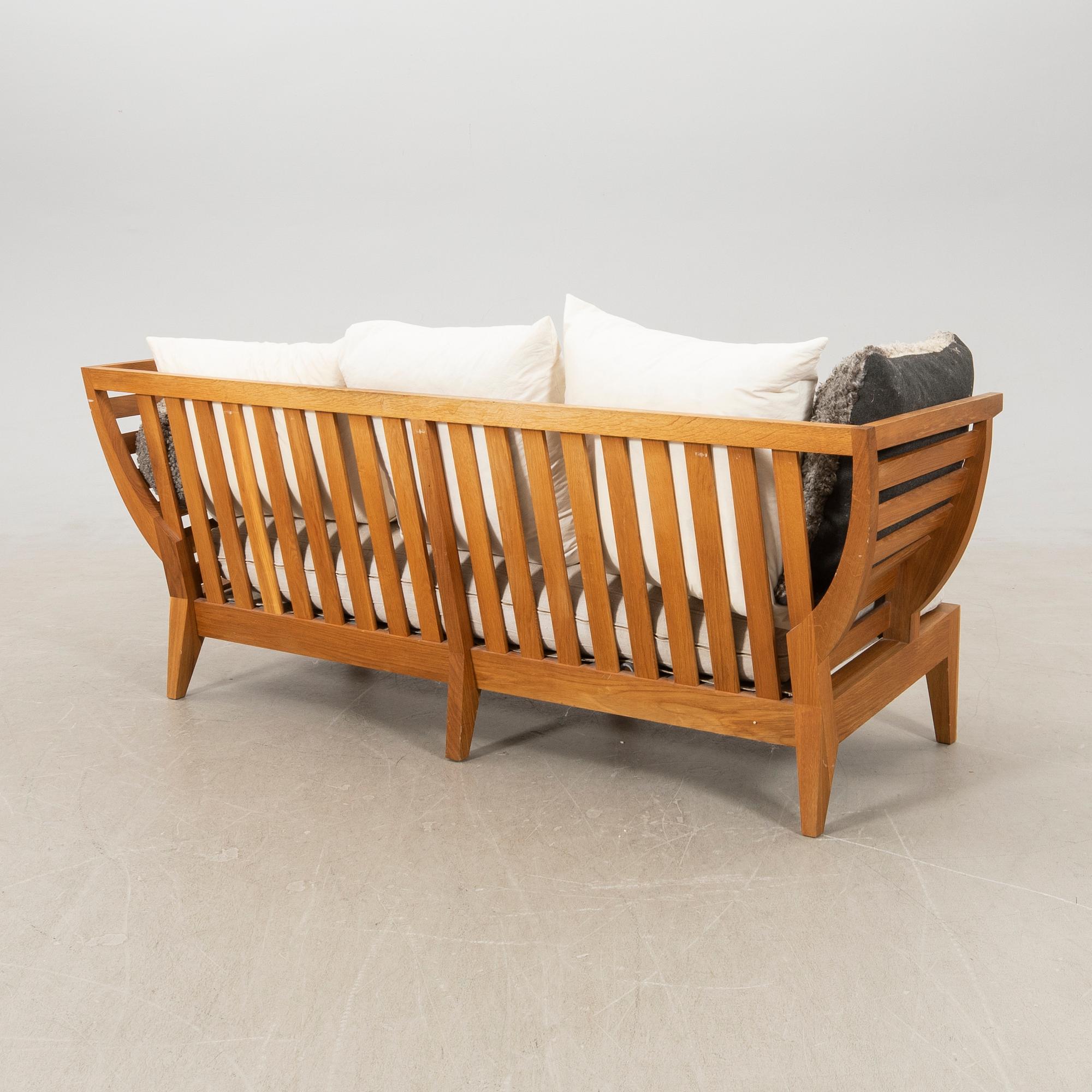 Nirvan Richter, soffa samt fotpall för Norrgavel 2000-tal.