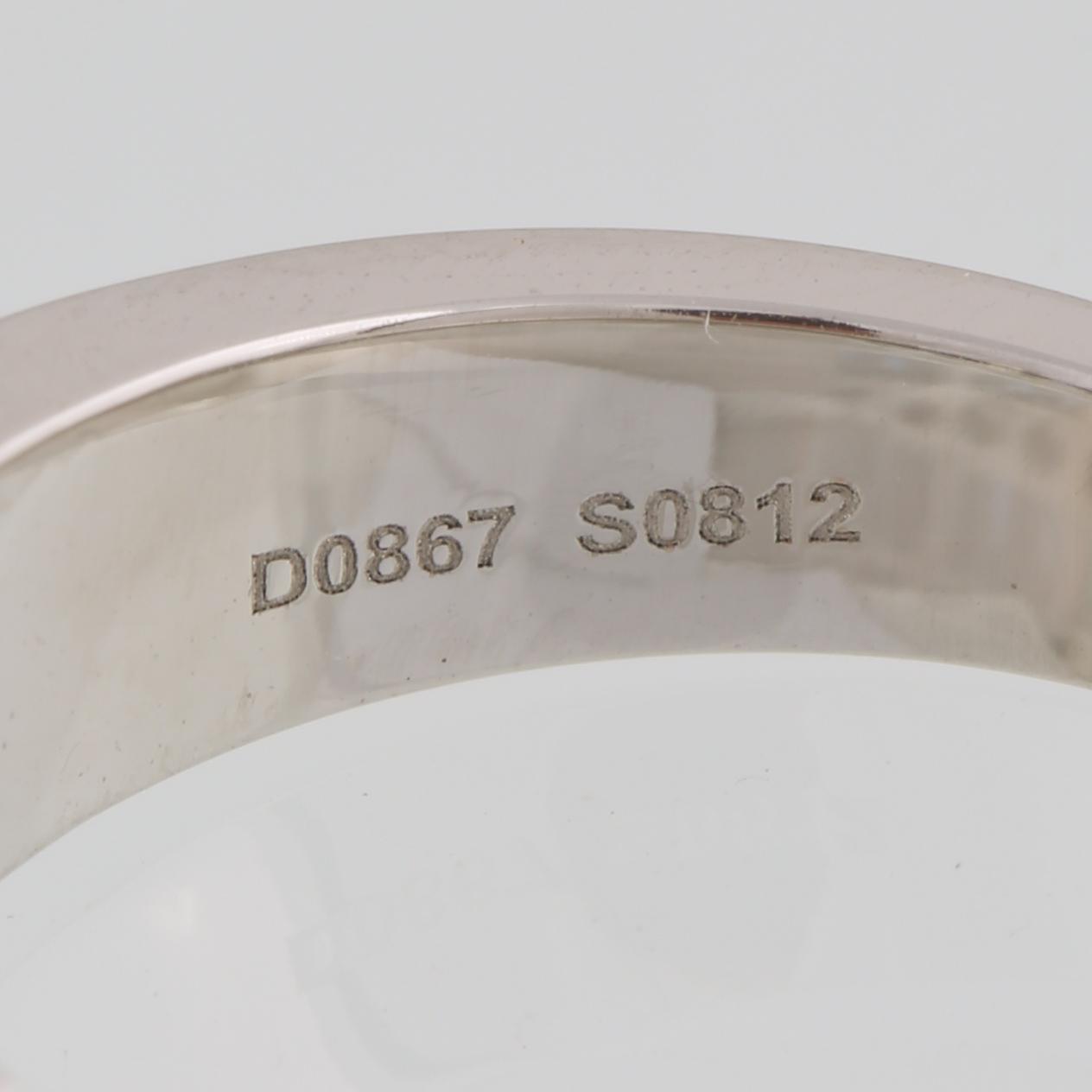 RING, 18K vitguld med 16 briljantslipade diamanter, 0.87 ct samt 10 baguetteslipade blå safirer, 0.81 ct. Vikt 7,9 gram.