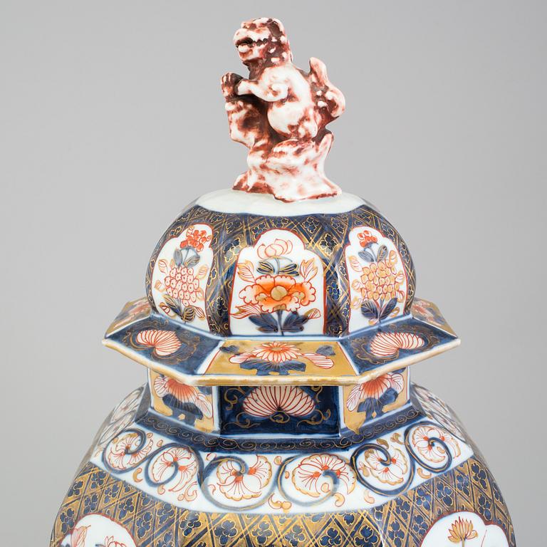 A Japanese imari vase with cover, Meiji period (1868-1912).