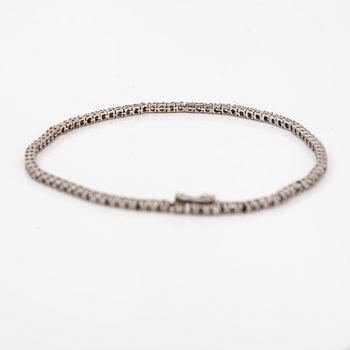 An 18K white gold tennis bracleet with diamonds ca. 2.20 ct in total.