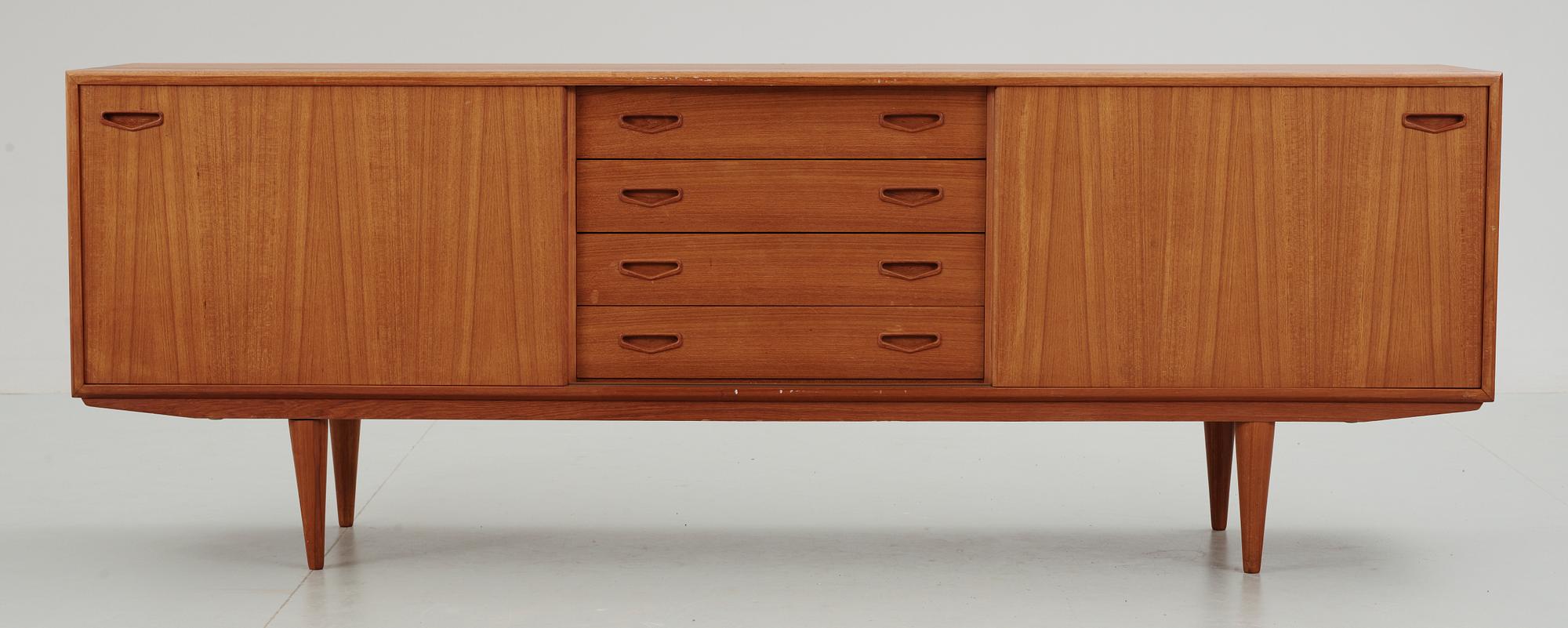 SIDEBOARD. Clausen & Son. Danmark. 1900-talets tredje kvartal.